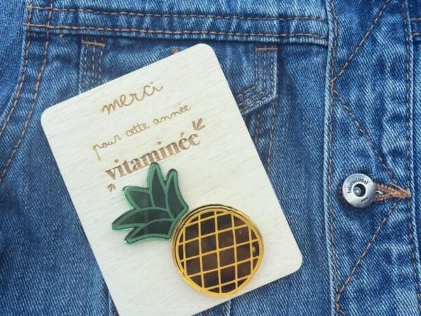 Pin’s ananas et sa carte