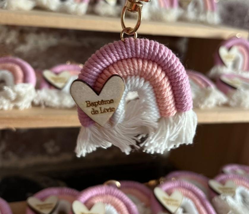 Porte-clés arc-en-ciel en macramé